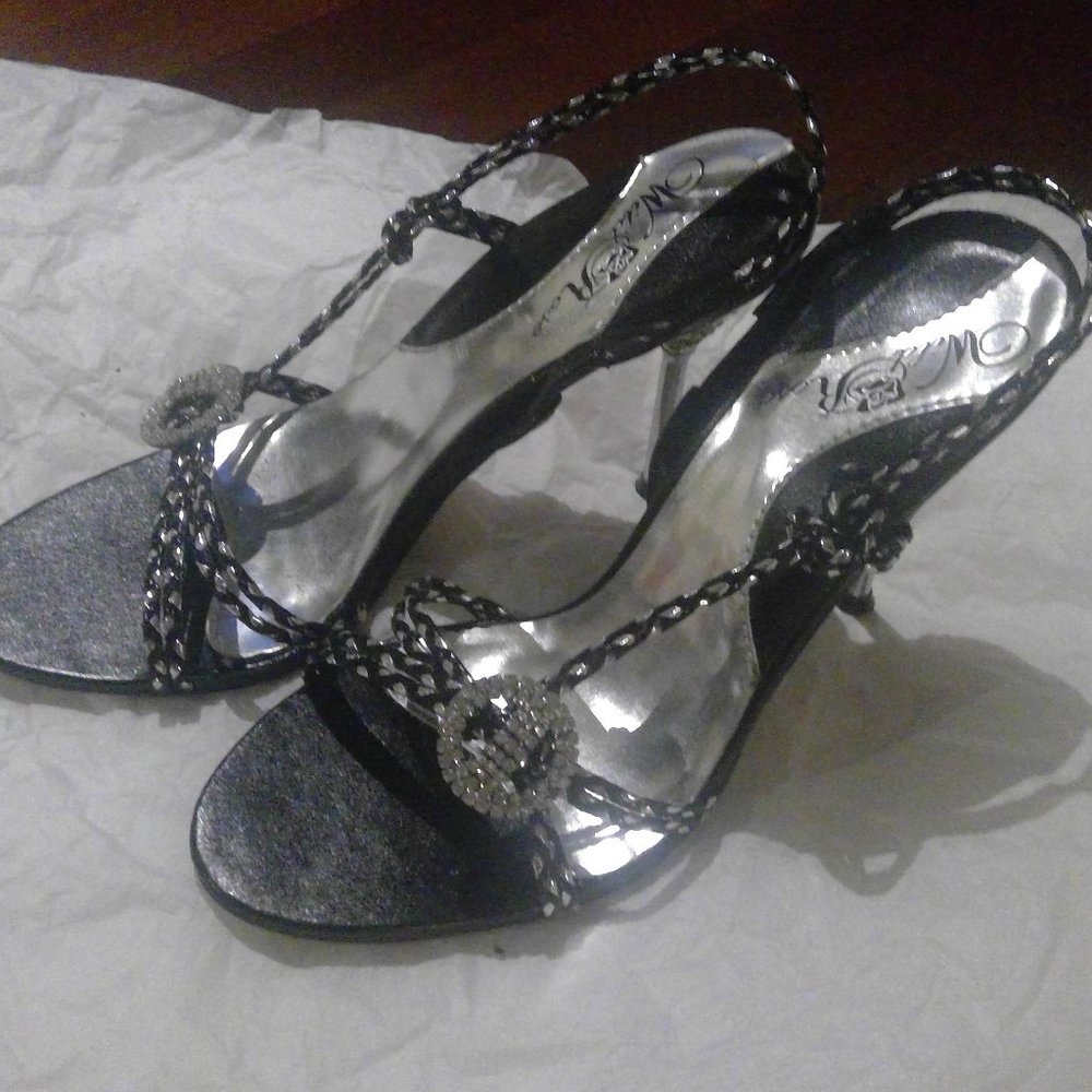 Sparkle with this Woven Metallic Pump - 7.5